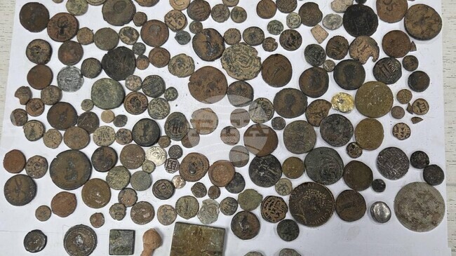 Customs Officers Seize Ancient Coins, Rings, Artefacts at Kapitan Andreevo