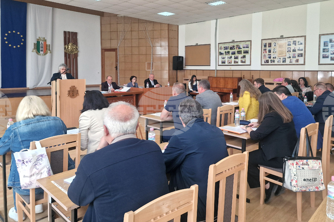 С пожелание към абитуриентите да следват мечтите си завърши заседанието на Общинския съвет в Кубрат