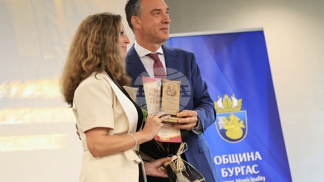 Близо 90 педагози от Бургас и региона бяха отличени за професионалните си заслуги от кмета Димитър Николов