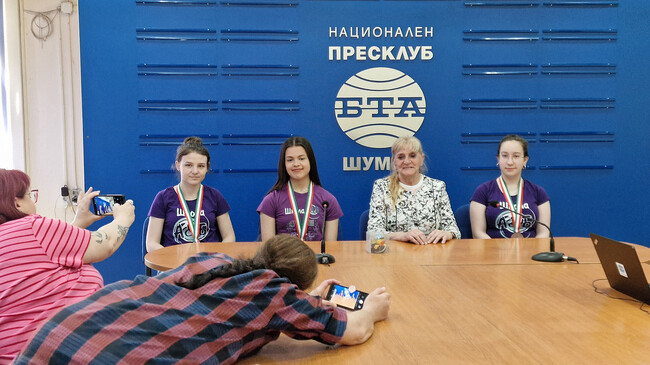 Пресконференция по повод спечелени медали от три шуменки на Европейската олимпиада по информатика за момичета в Италия