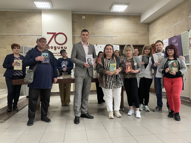 „ТЕЦ Марица изток 2“ ЕАД дари книги на три библиотеки в навечерието на 24 май и 60-годишнината на дружеството