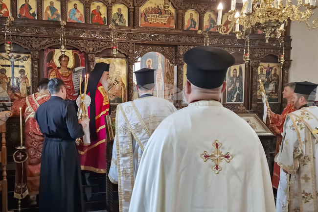 Варненският и Великопреславски митрополит Йоан отслужи литургия в църквата "Св. св. Константин и Елена" в с. Осмар за храмовия ѝ празник