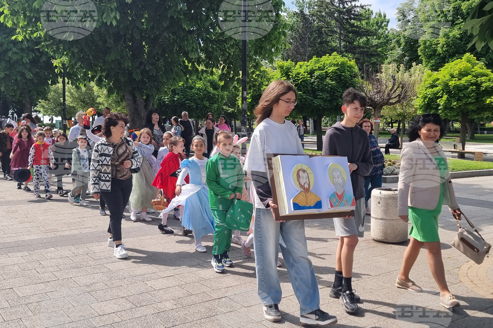 Ученици от ОУ „Валери Петров“ организираха Поход на книгата в Плевен