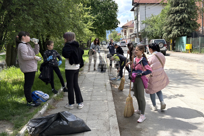 В Самоков е организиран ден за почистване на училища, паркове и градинки с цел насърчаване на екологичното мислене у младите