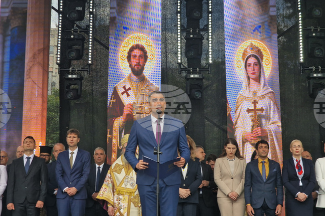 С литийно шествие, издигане на знамето на града и водосвет започнаха честванията на празника на Пазарджик