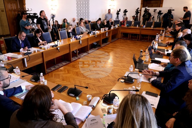 Временната комисия за правилника на Народното събрание предлага съкращаване на дупликата от три на две минути
