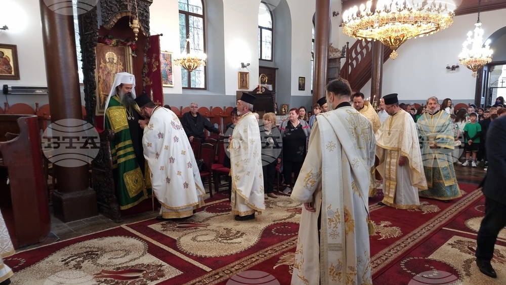 Село Крайници - патриарх Даниил - литургия