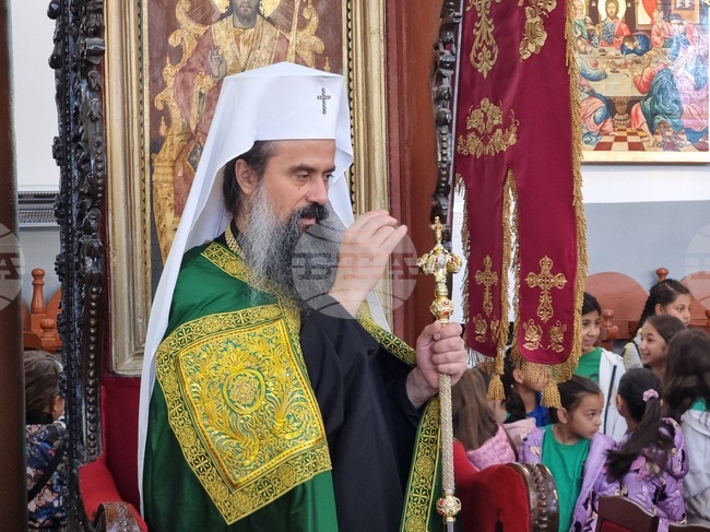 Патриарх Даниил ще отслужи днес света литургия за празника Неделя на светите отци в столичния храм „Св. вмчца Неделя“