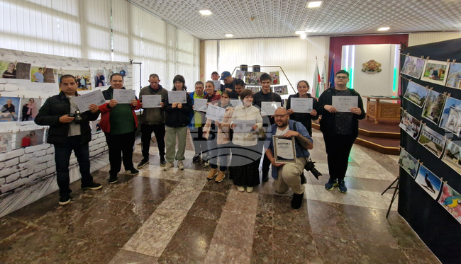 Млади хора с увреждания от Търговище подредиха свои фотографии в изложба "Светът през техния обектив"
