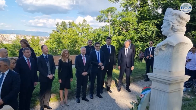 Българската парламентарна делегация, начело с председателя на Народното събрание Михаела Доцова, поднесе цветя пред паметника на Капитан Петко войвода на хълма Джаниколо в Рим