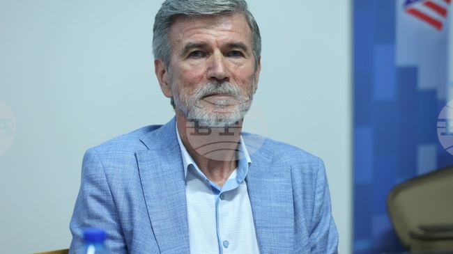 Словото трябва да стига до читателките сърца, каза поетът Атанас Капралов на представянето на стихосбирката си „Божествен знак“