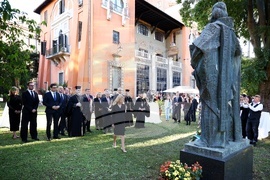 Италия - Михаела Доцова - паметник на Св. Св. Кирил и Методий - венец