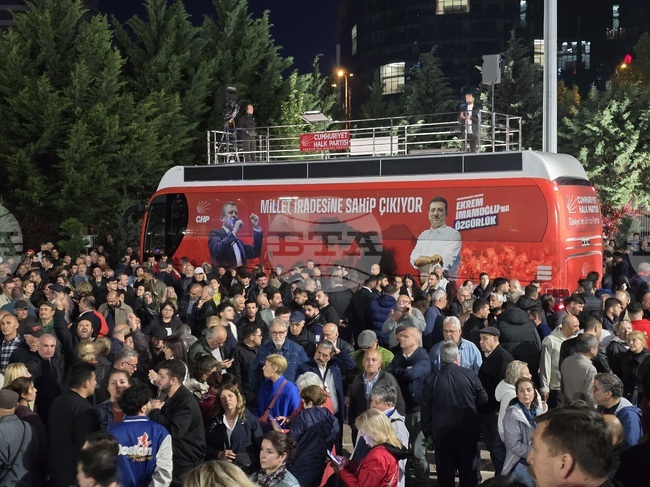 Хиляди поддръжници на НРП в Турция се стичат пред централата на опозиционната партия, несъгласни с обявяването на 38-ия конгрес за невалиден 