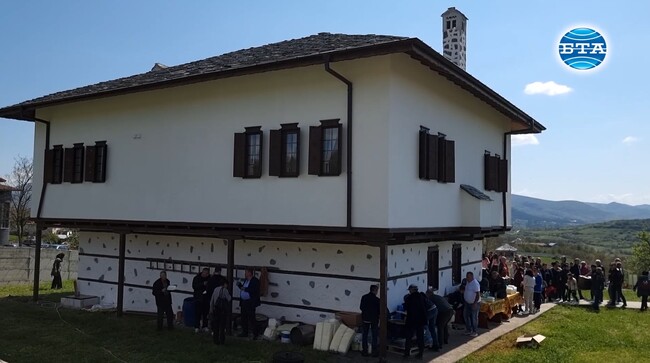 Изпълнител от Родопите създаде фолклорна къща, с която ще популяризира бита от миналото на родопчани