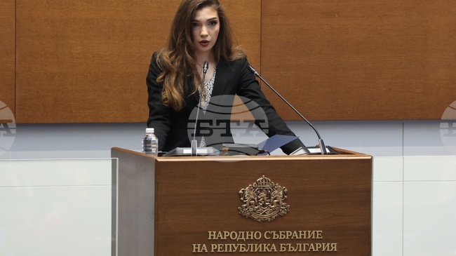 Да имаш своя азбука означава да имаш знаци, чрез които невидимото става видимо, каза Анна Бодакова от "Демократична България" в декларация