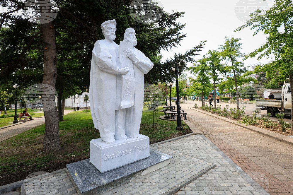 Поморие - паметник на Св. св. Кирил и Методий - монумент