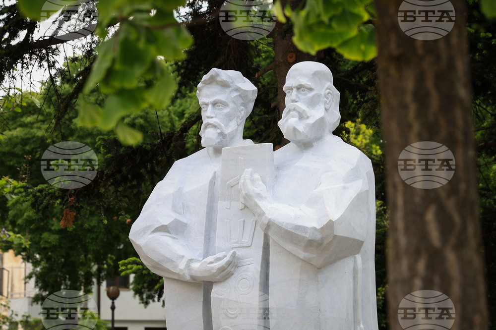 Поморие - паметник на Св. св. Кирил и Методий - монумент