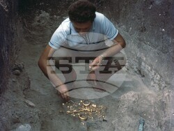 Иван Иванов проучва гроб 36 от Варненския некропол, 1974 г., снимка: РИМ - Варна