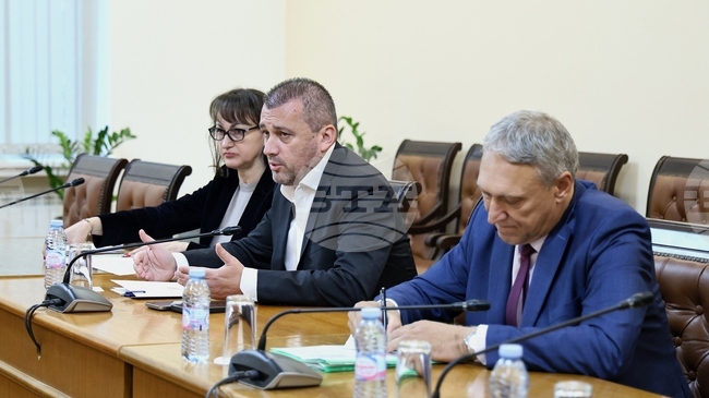 Министър Пеев обсъди с таксиметровия бранш и автошколите проблемите в сектора и призова за общи предложения и конкретни срокове за изпълнение