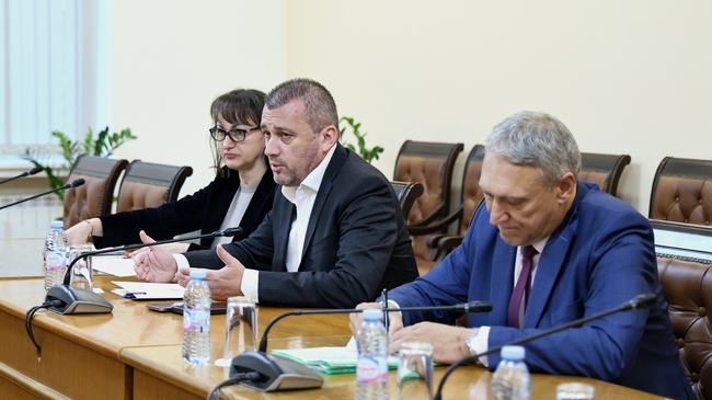Министър Пеев обсъди с таксиметровия бранш и автошколите проблемите в сектора и призова за общи предложения и конкретни срокове за изпълнение