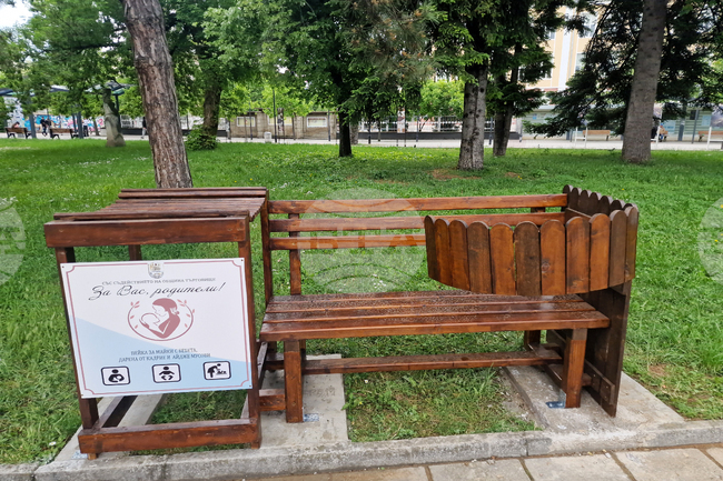 Пейка за кърмещи майки е поставена в градската градина в Търговище