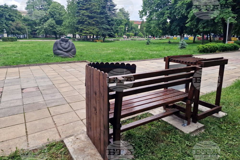 Търговище - пейка - кърмещи майки