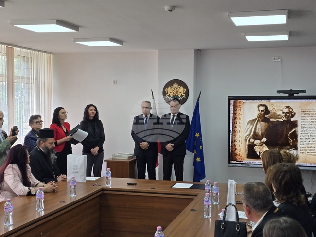 В навечерието на 24 май отличия от областния управител на Кърджали получиха изявени ученици, учители и дейци на културата
