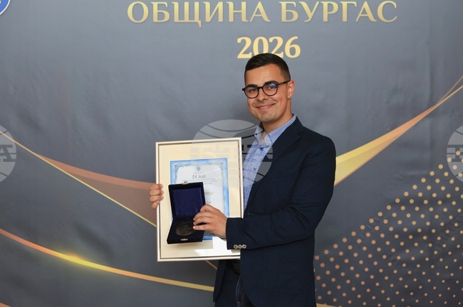  Община Бургас отличи фотографа на БТА Христо Стефанов в годишните награди за култура и изкуство