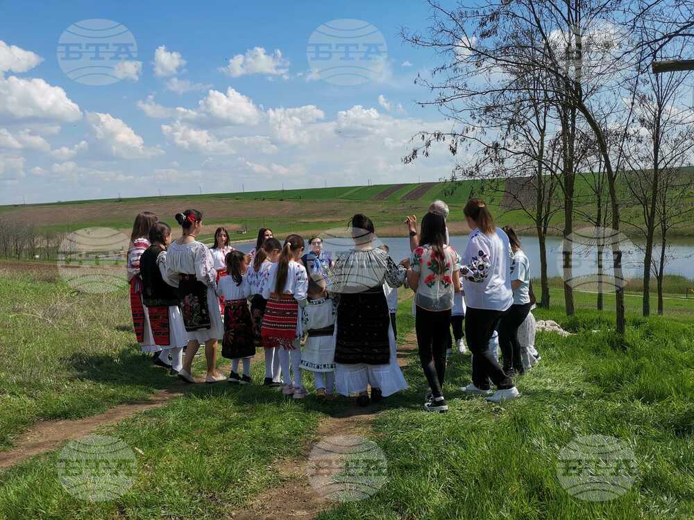 Ученици от български произход празнуваха Гергьовден в Извоареле