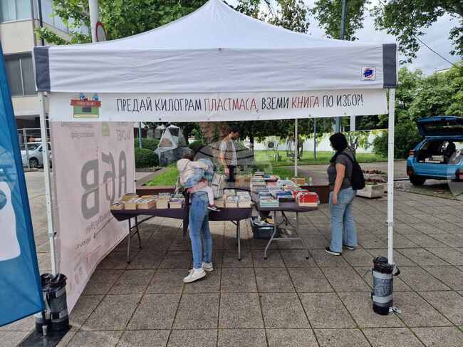 В навечерието на Деня на българската просвета за 13-та поредна година Пловдив е домакин на кампанията "Книги за смет"