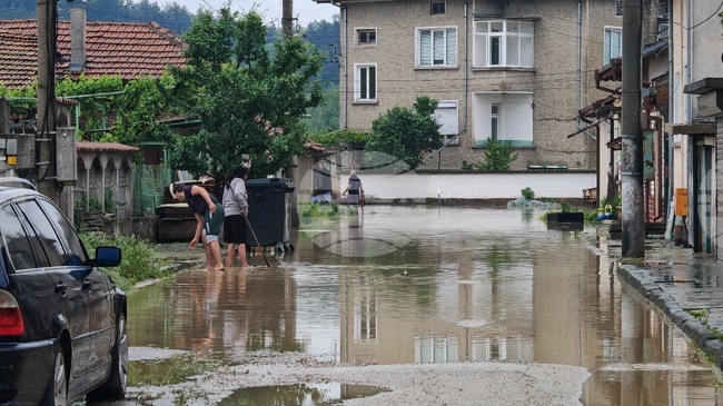 Продължава разчистването в пострадалите от наводненията райони, Янтра отново излезе от коритото си, Стара река нанесе щети на пречиствателна станция в Карлово 