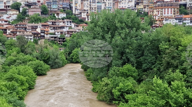 Водата във Велико Търново, придошла от Габрово, Дряново и други балкански притоци се оттича