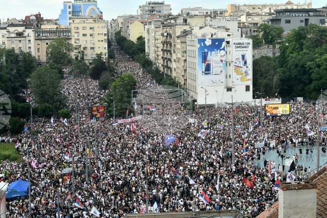Хиляди се събраха на антиправителствен протест в центъра на сръбската столица Белград