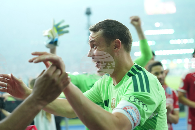 Мануел Нойер празнува спечелената Купа на Германия с Байерн Мюнхен, ще се включи по-късно в подготовката на националния отбор за Мондиал 2026