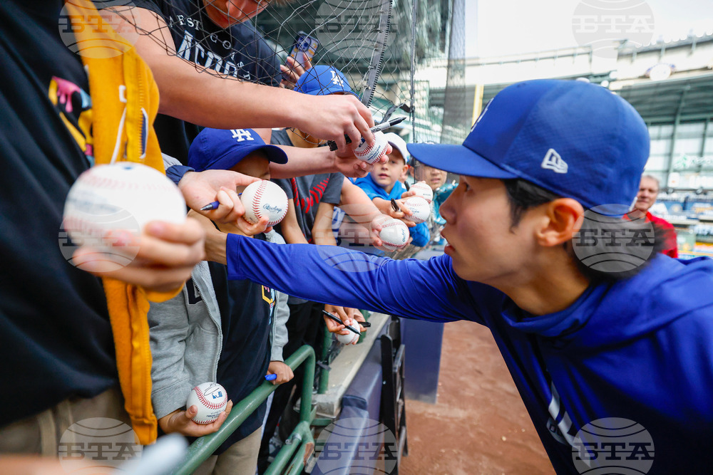 Dodgers Brewers Baseball