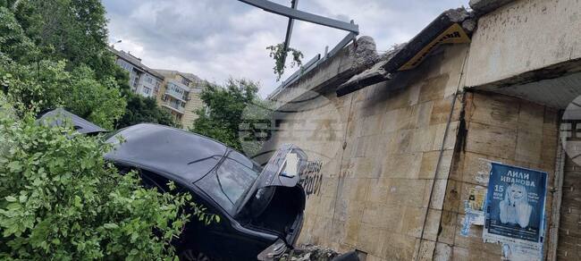 Автомобил с мигранти е паднал от пътното платно в Бургас след полицейска гонка