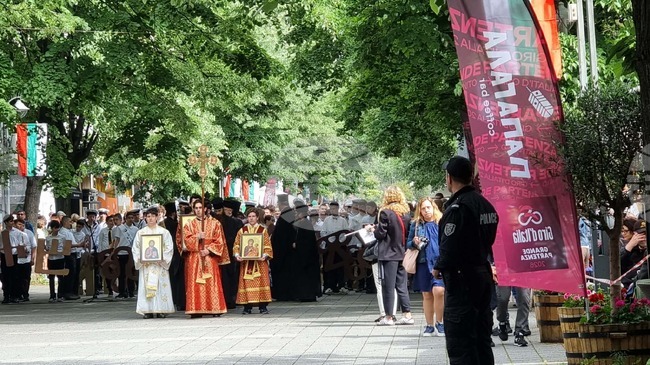 Икони и портрет с ликовете на светите братя Кирил и Методий, носени от ученици в Бургас, са начело на парада за 24 май