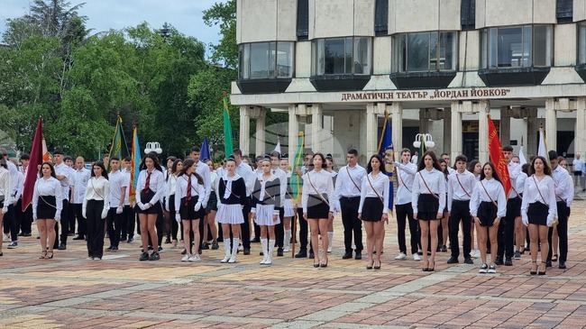 В Добрич 24 май бе отбелязан с ритуал по предаване на училищните знамена и награждаване на педагози и директори