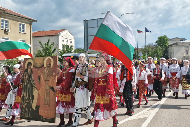 Само народ, който пази езика и културата си, има бъдеще, каза в приветствието си по случай 24 май кметът на Разград Добрин Добрев