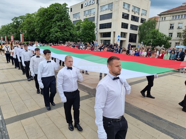 Над 3000 ученици и учители се включиха в празничното шествие по повод 24 май в Перник