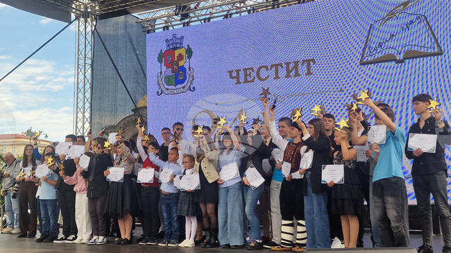 41 ученици получиха „Звездите на София“ на празничен концерт пред храм-паметника „Св. Александър Невски“