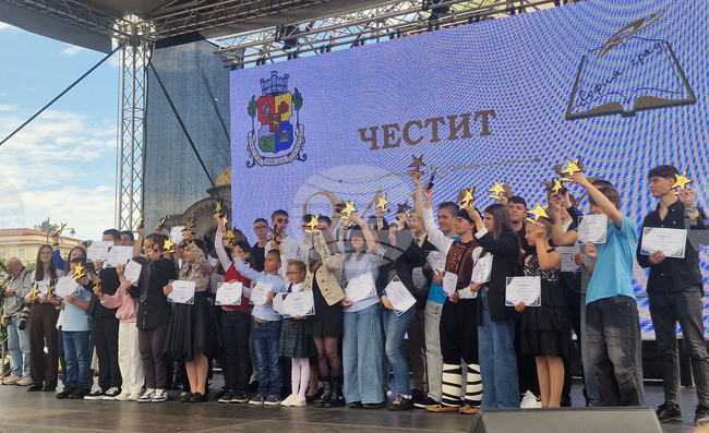 Ученици бяха отличени със „Звездите на София“ на празничен концерт пред храм-паметника „Св. Александър Невски“