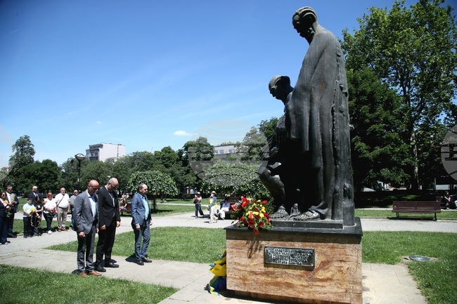 Diplomats Lay Flowers at Monument to Sts Cyril and Methodius in Belgrade