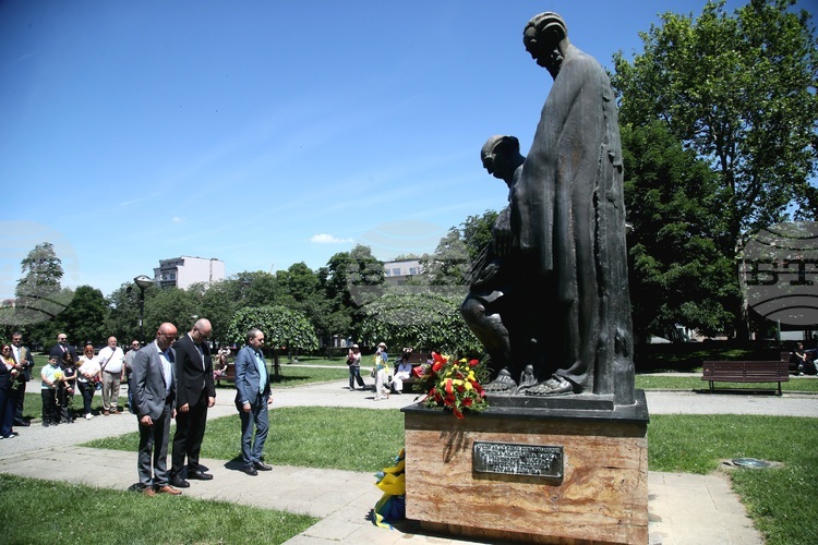 Diplomats Lay Flowers at Monument to Sts Cyril and Methodius in Belgrade