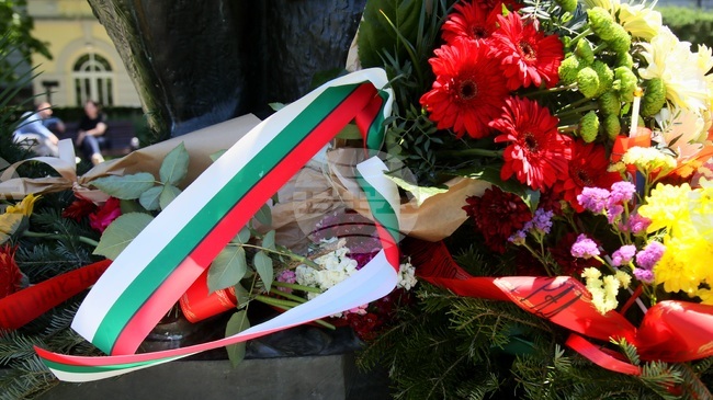 Българският посланик в Сърбия Ангел Ангелов и дипломати от посолството поднесоха цветя и венци пред паметника на светите братя Кирил и Методий в Белград 