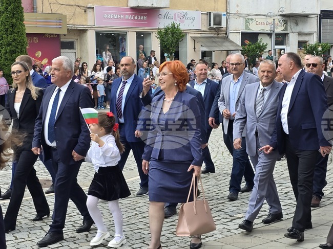 С тържествено шествие и награждаване на ученици, учители и културни дейци Гоце Делчев отбеляза 24 май