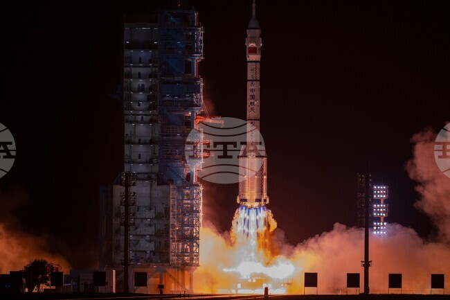 Екипажът на китайската космическа мисия „Шънчжоу-23" тества ново измервателно устройство в орбита