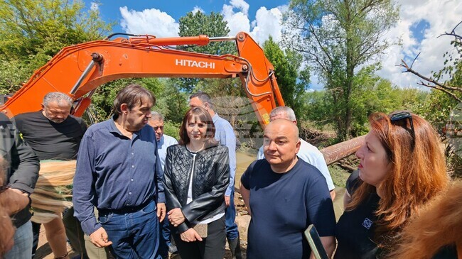 Оптимистичната прогноза е до края на деня в Севлиево да има вода, песимистичната - в средата на утрешния ден, заяви регионалният министър 