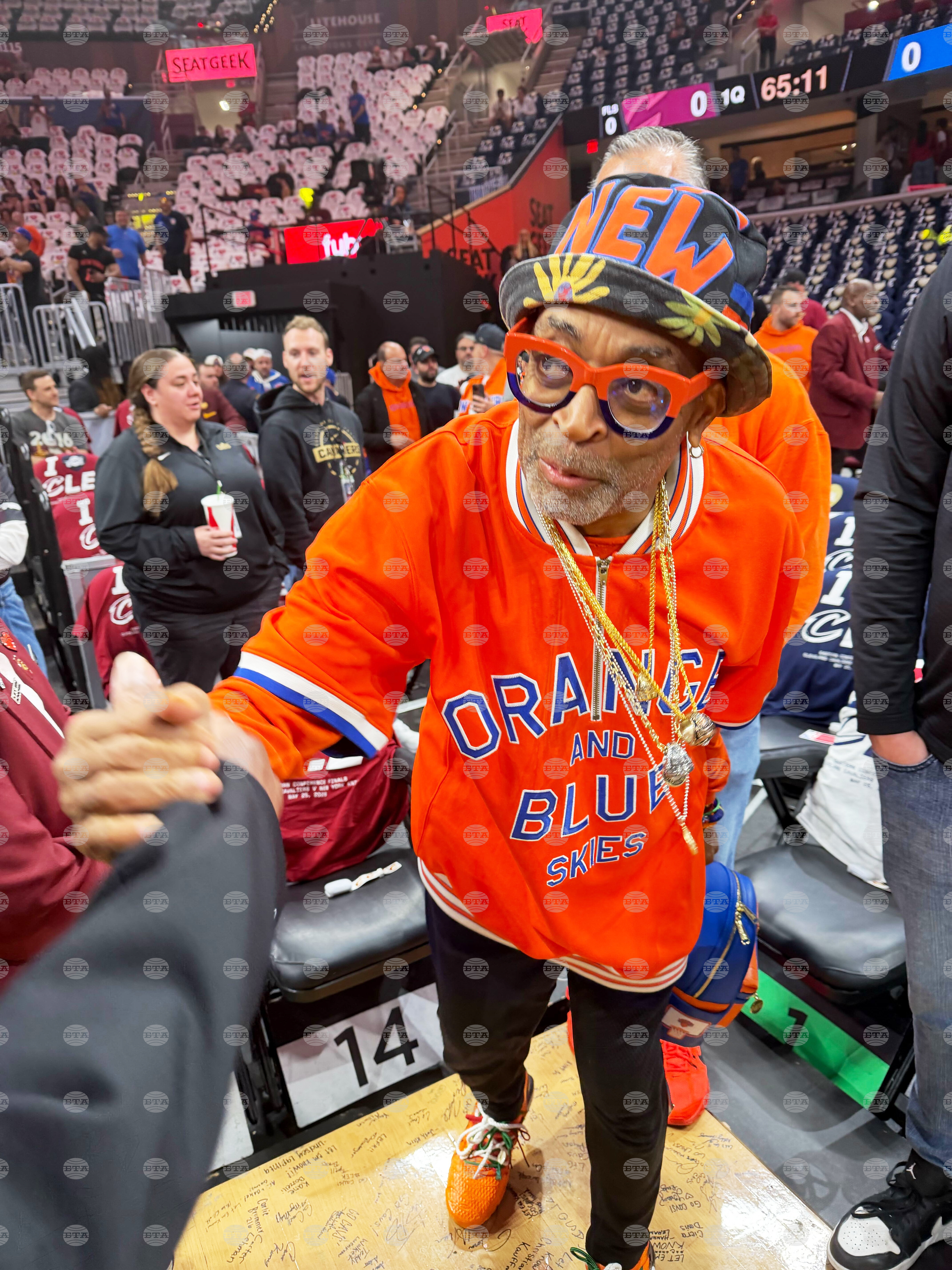 Knicks Traveling Fans Basketball