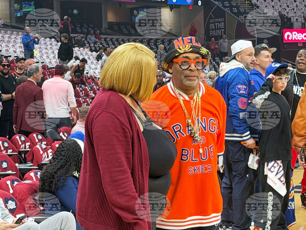Knicks Traveling Fans Basketball